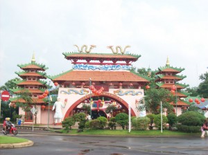 Gerbang Kemakmuran Kampung Cina Kota Wisata