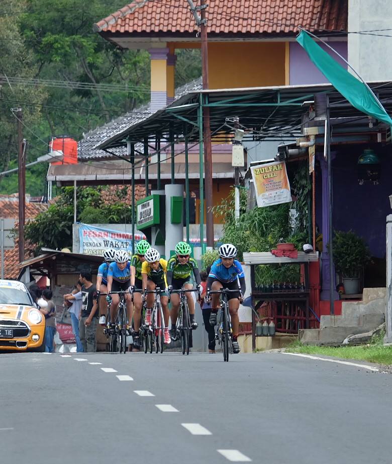 Atlet balap sepeda putri nomer ITT PONJabar2016 ketika melintas di Sagalaherang